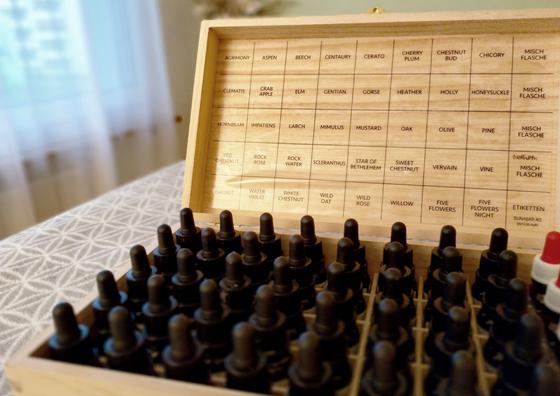 Offene Truhe mit Bachblüten Fläschchen