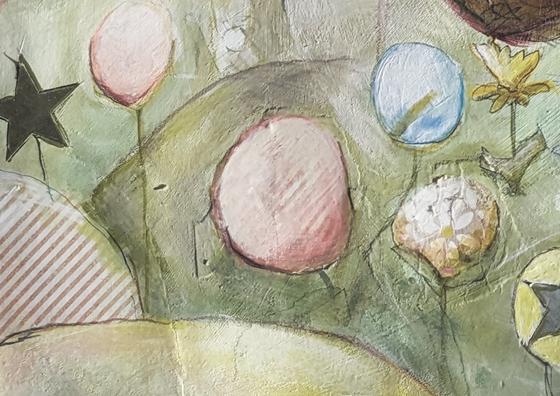 Gemalte, pastellfarbene Blumen auf grünem Hintergrund. Symbol für die Selbstheilungskräfte, die inneren Ressourcen und die Einzigartigkeit jedes Menschen